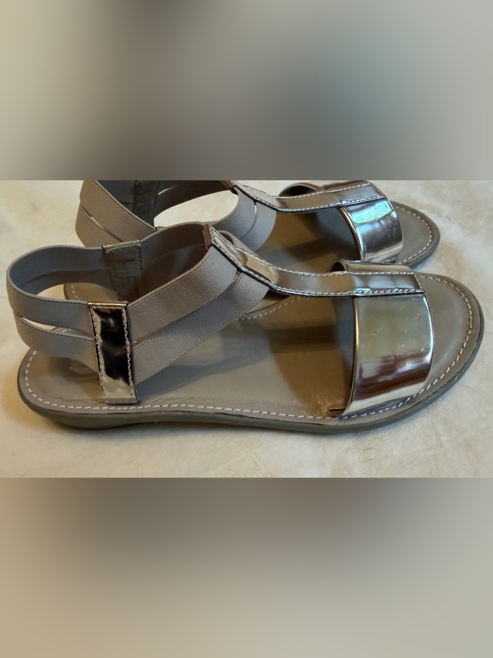 MUNRO Sz 7.5 multi strap flat platinum & gray sandals in very good condition